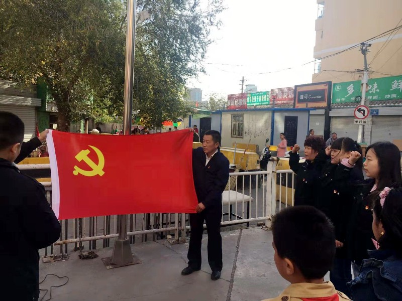 1541134465984481.jpg 迎國(guó)慶 升國(guó)旗 聽宣講 抒愛國(guó)情-陸峰_副本.jpg