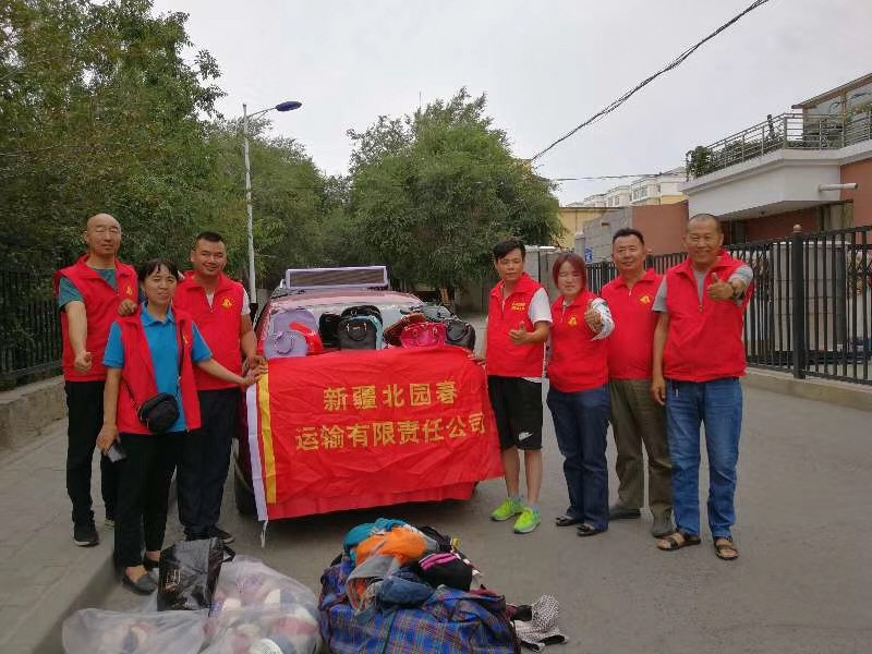 1567399617226129.jpg 圖為:運(yùn)輸公司志愿服務(wù)隊(duì)為愛(ài)心櫥柜“捐贈(zèng)衣物_副本.jpg