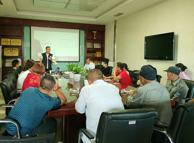 1567410374381398.jpg 圖為:中心市場(chǎng)組織開展健康教育_副本.jpg