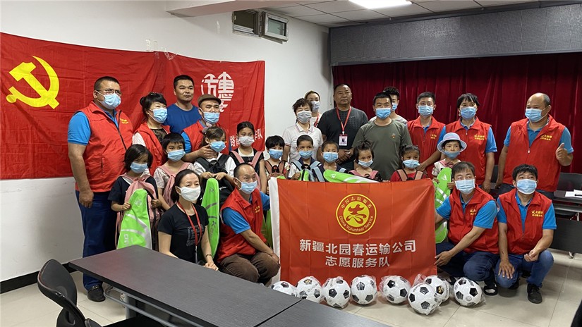 1593574938168222.jpg 圖為:社區(qū)領(lǐng)導(dǎo)及工作人員、北園春志愿服務(wù)隊(duì)員代表與11名孩子和家長留影_副本.jpg