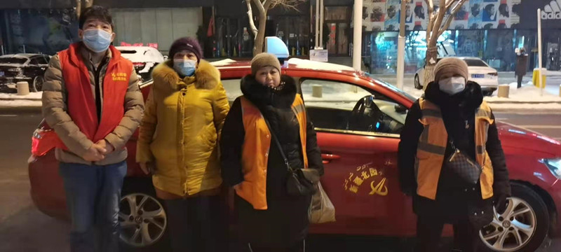 1609324136348861.jpg 圖為:北園春運輸公司駕駛員與環(huán)衛(wèi)工人合照_副本.jpg