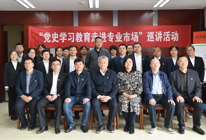 1619713619961762.jpg 圖為:自治區(qū)工信廳領(lǐng)導(dǎo)和集團全體黨員黨史學(xué)習(xí)合影留念_副本.jpg