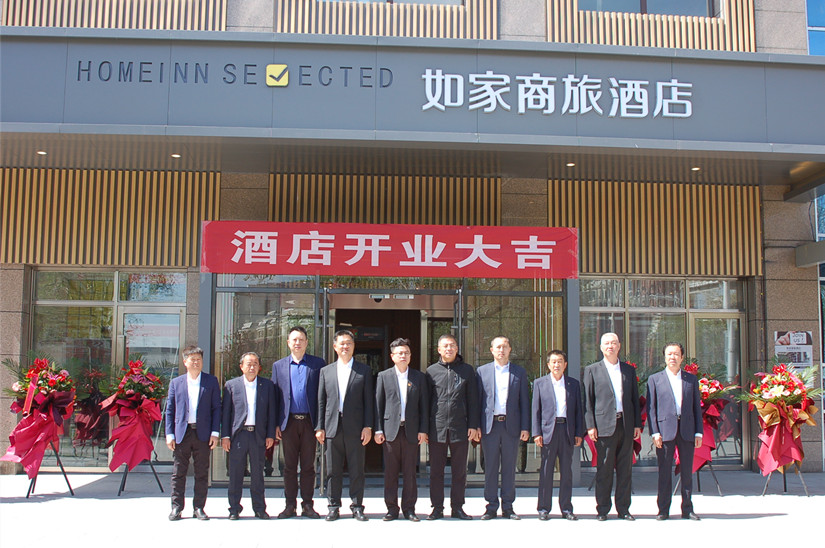 圖為：參加北園春如家金旅酒店開(kāi)業(yè)剪彩的領(lǐng)導(dǎo)們合影_副本.jpg
