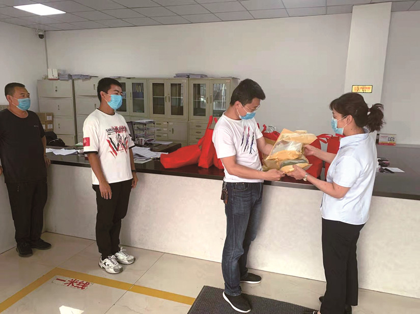 1627959271599153.jpg 圖為:北園春集團工會為員工發(fā)放酷暑福利_副本.jpg
