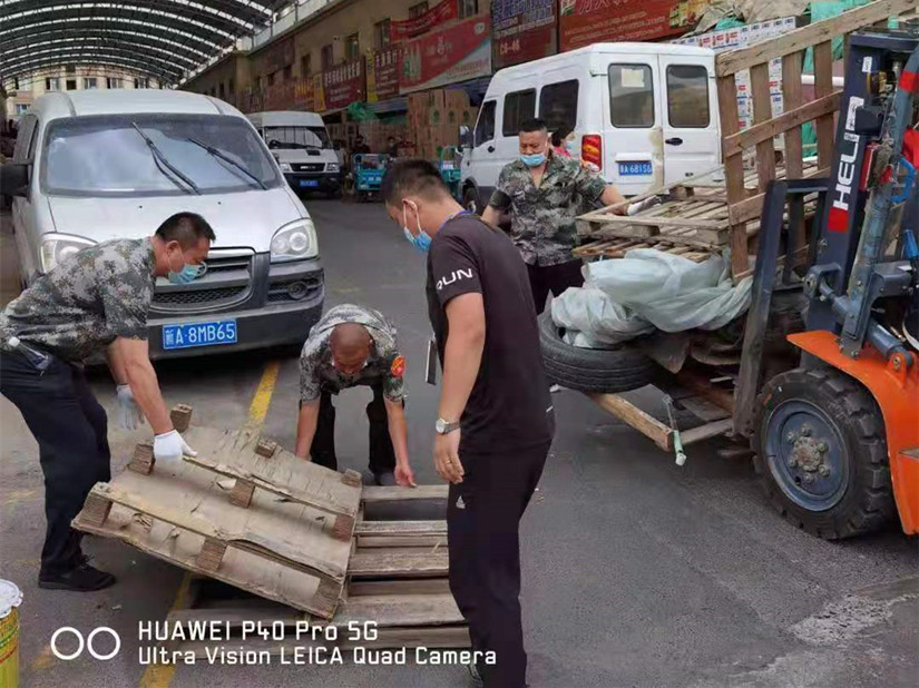 1630467505768541.jpg 圖為:副食市場(chǎng)集中整治安全生產(chǎn)_副本.jpg