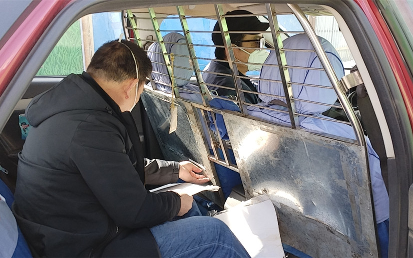 1680143748701186.jpg 圖為:運(yùn)輸公司管理人員上線路檢查車(chē)輛_副本.jpg