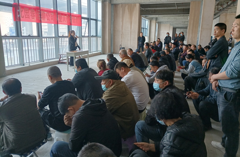 1682499679223741.jpg 圖為:運(yùn)輸公司組織全體從業(yè)人員進(jìn)行安全教育培訓(xùn)_副本.jpg