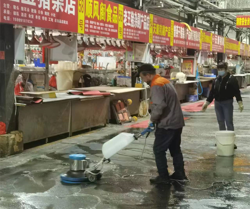 1695809897324044.jpg 圖為:北園春副食市場節(jié)前給豬肉交易大棚消毒清潔衛(wèi)生(三.3)_副本.jpg